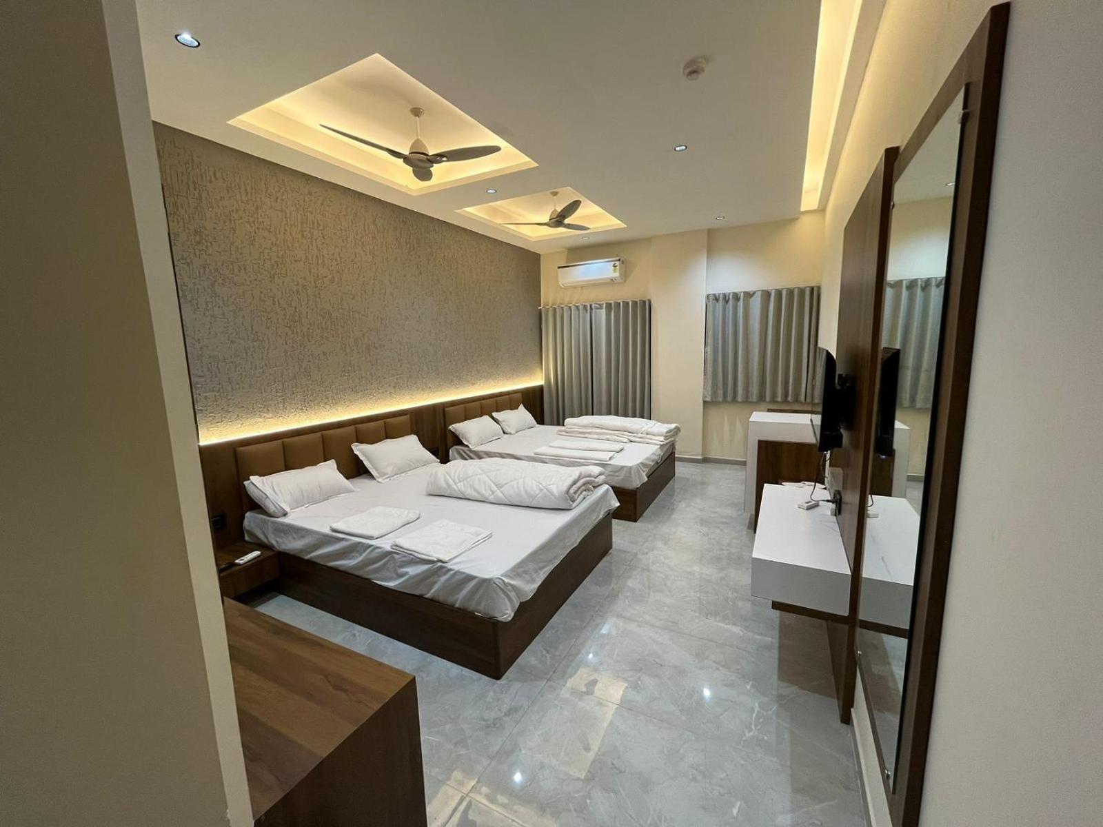 Hotel The Grand Khodiyar Visnagar Exterior foto
